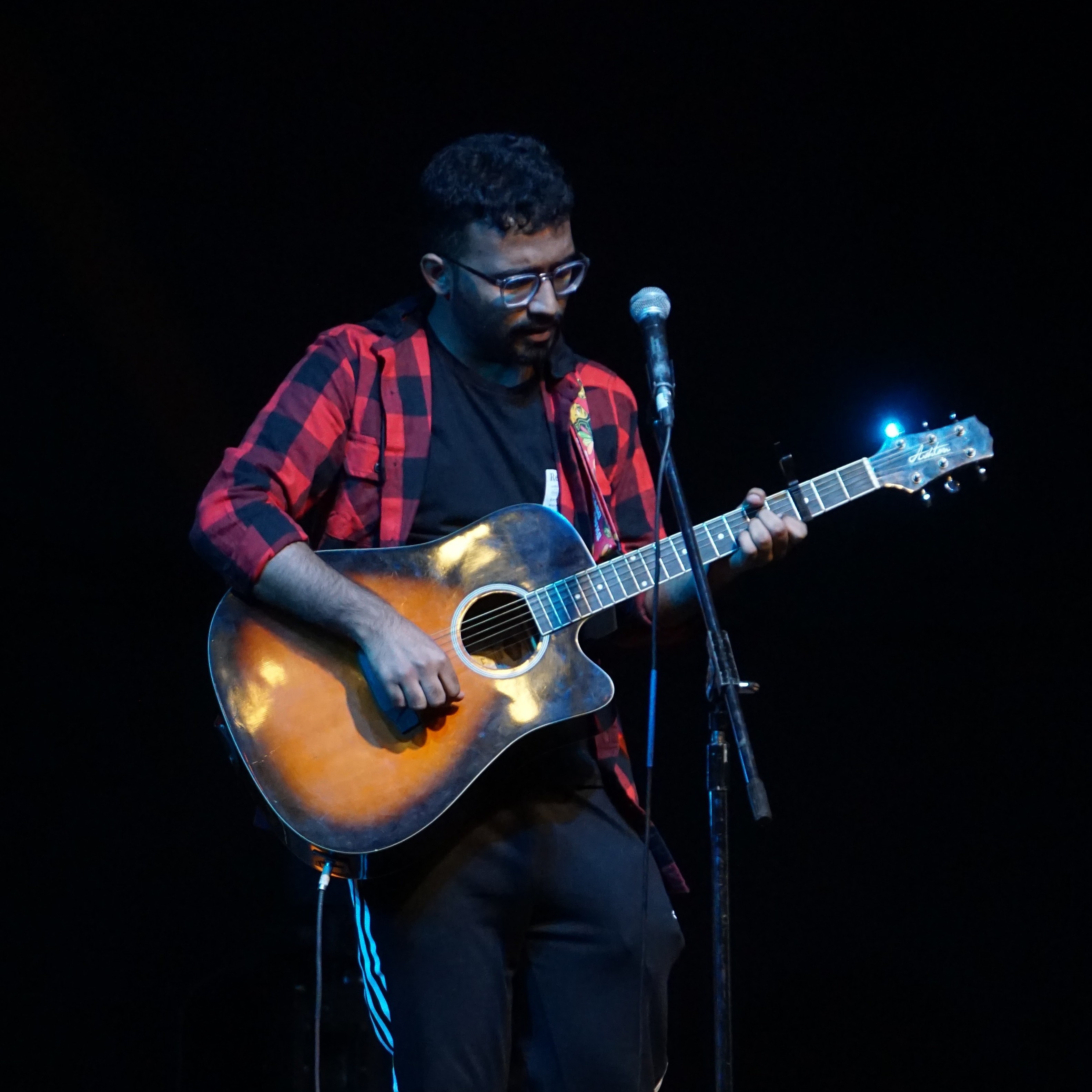 Live performance,acoustic guitar